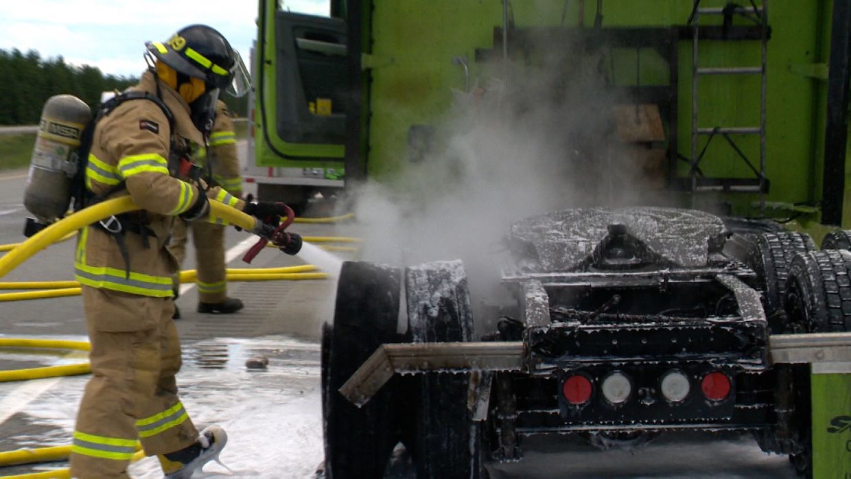 Un camion prend feu sur l autoroute 20 à la hauteur de Cacouna TVA