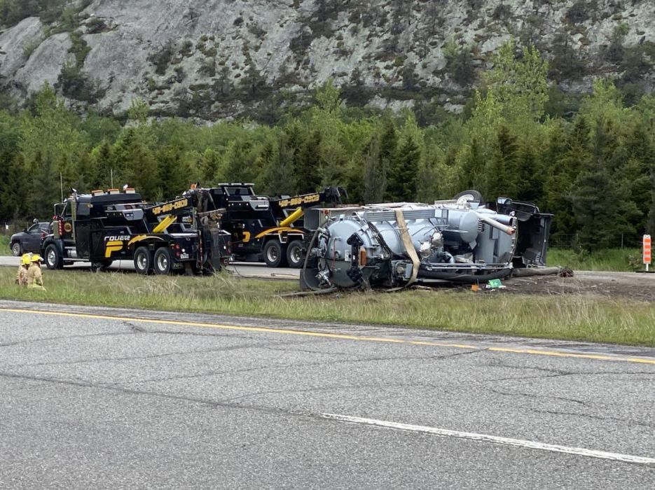 Un Poids Lourd Se Renverse Sur L’A-20 : Un Camionneur Gravement Blessé ...