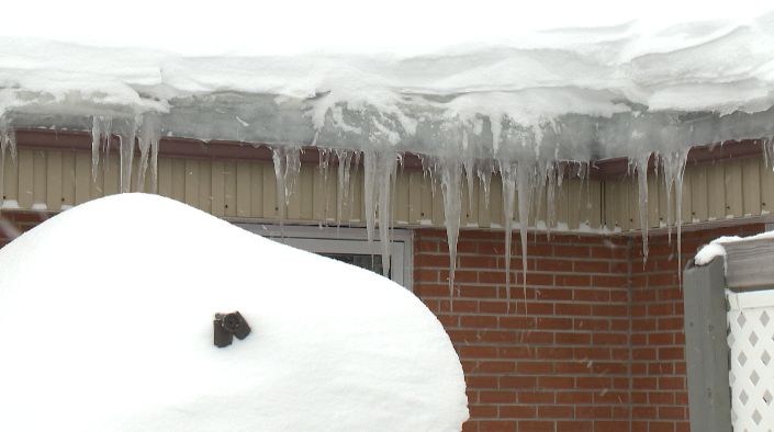 Poids de la neige : le déneigement des toits est important - TVA CIMT CHAU