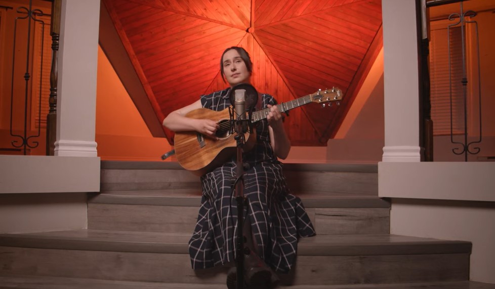 2024: une année musicale prolifique pour la chanteuse acadienne Émilie ...