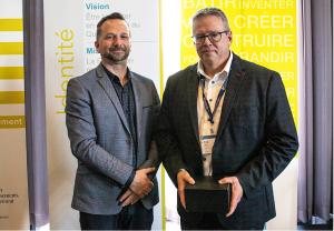M. Guy April reçoit le Prix de reconnaissance du CA, en compagnie de David Bowles, président de la Fédération.