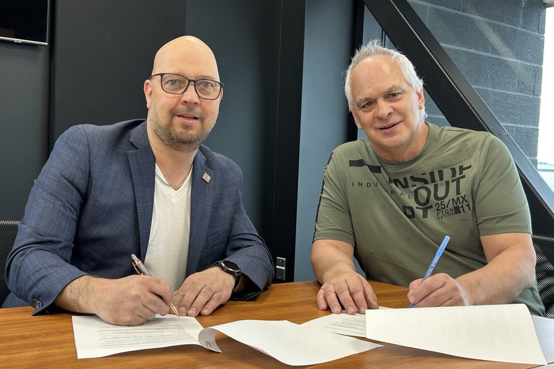 Le directeur général de Puribec, Stéphane Giasson, et le président de la Ligue de baseball senior Puribec, Denis Bérubé, procèdent à la signature de la nouvelle entente de cinq ans. Crédit photo: courtoisie