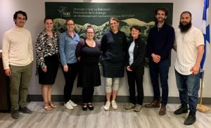 Hicham Khanafer d’Entreprendre ici en compagnie d’une partie de l’équipe du SDLE, de Microcrédit Charlevoix et de la Chambre de commerce de Charlevoix