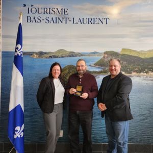 Amélie Dionne, députée de Rivière-du-Loup – Témiscouata (incluant Les Basques), Pierre Laplante et Pierre Levesque, président-directeur de Tourisme Bas-Saint-Laurent.