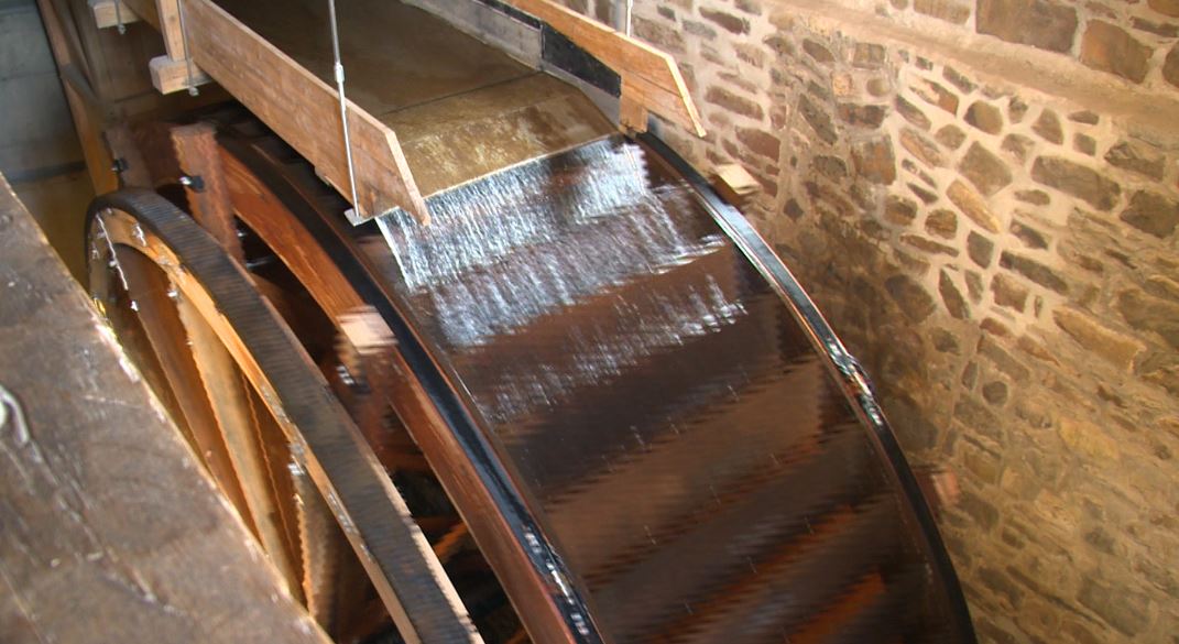 La roue du moulin reprend vie à SaintRochdesAulnaies TVA CIMT CHAU