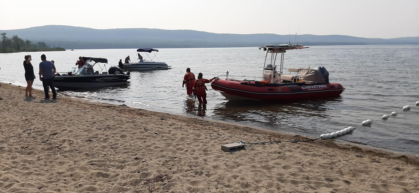 Un adolescent nage 20 km sur le lac T miscouata TVA CIMT CHAU