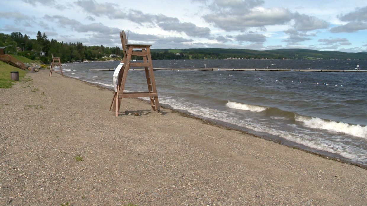 Un dr le de d versement a forc la fermeture de la plage de Cabano